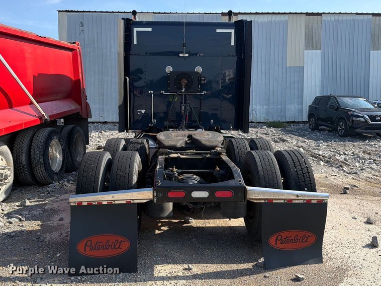 image for item YA2856 2019 Peterbilt 579 semi truck