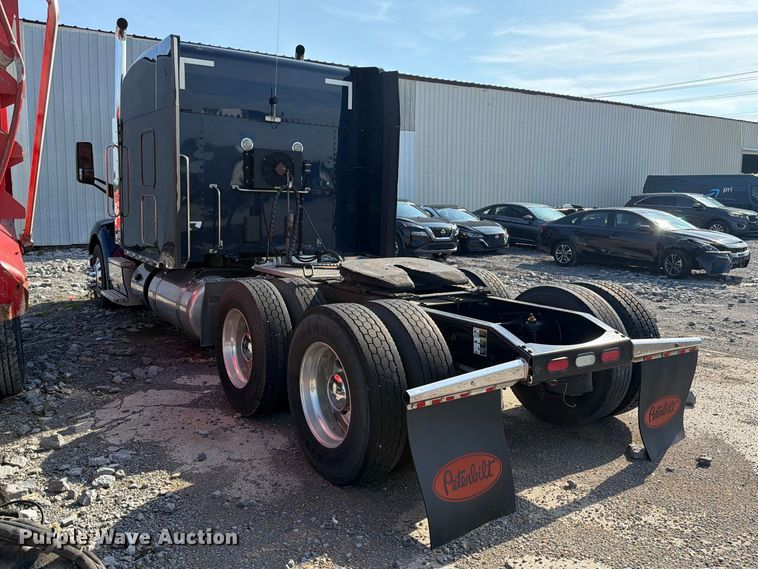 image for item YA2856 2019 Peterbilt 579 semi truck