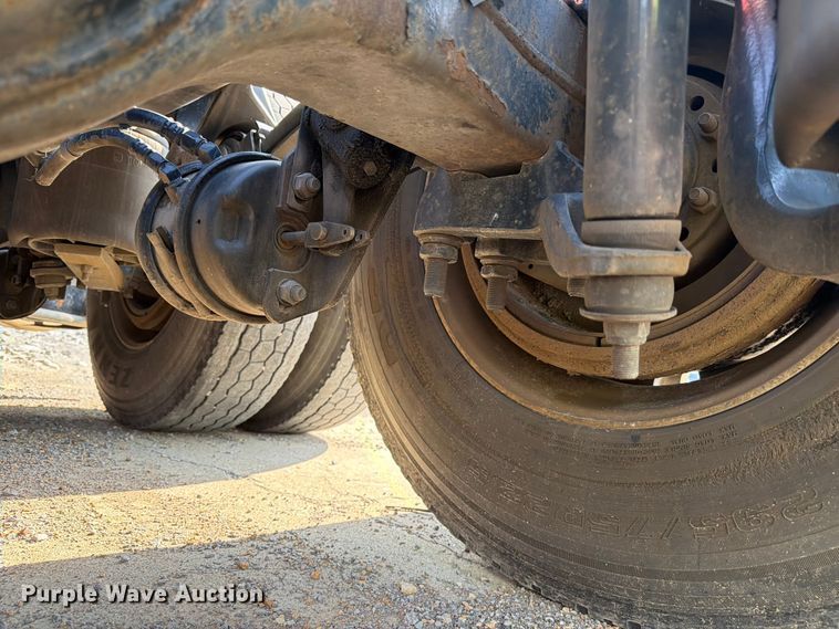 image for item YA2856 2019 Peterbilt 579 semi truck