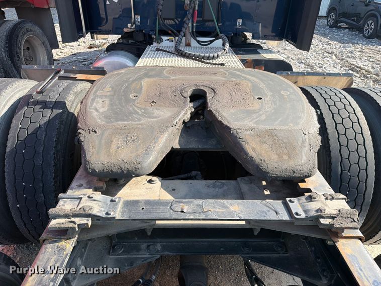 image for item YA2856 2019 Peterbilt 579 semi truck