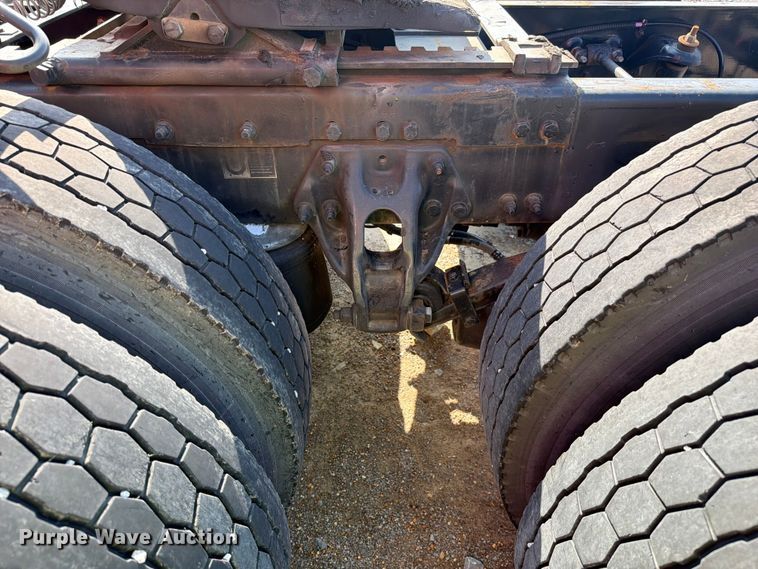 image for item YA2856 2019 Peterbilt 579 semi truck