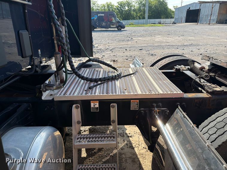 image for item YA2856 2019 Peterbilt 579 semi truck