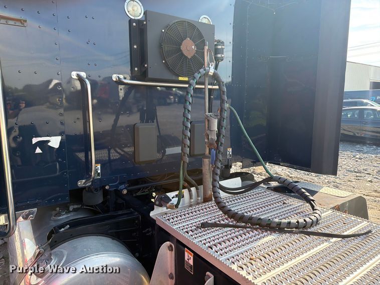 image for item YA2856 2019 Peterbilt 579 semi truck