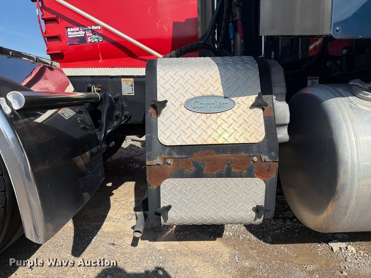 image for item YA2856 2019 Peterbilt 579 semi truck