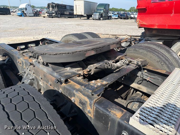 image for item YA2856 2019 Peterbilt 579 semi truck