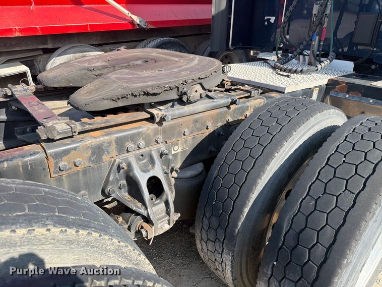 image for item YA2856 2019 Peterbilt 579 semi truck