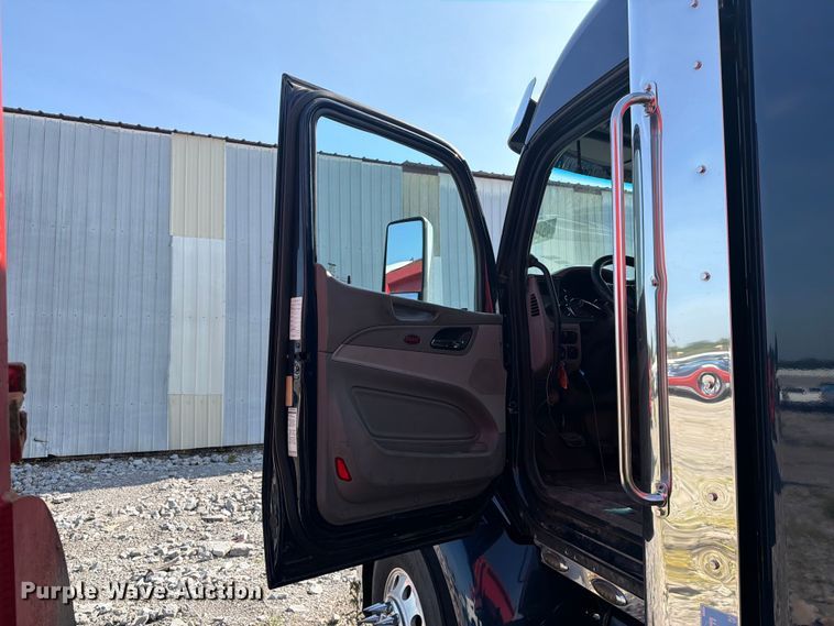 image for item YA2856 2019 Peterbilt 579 semi truck