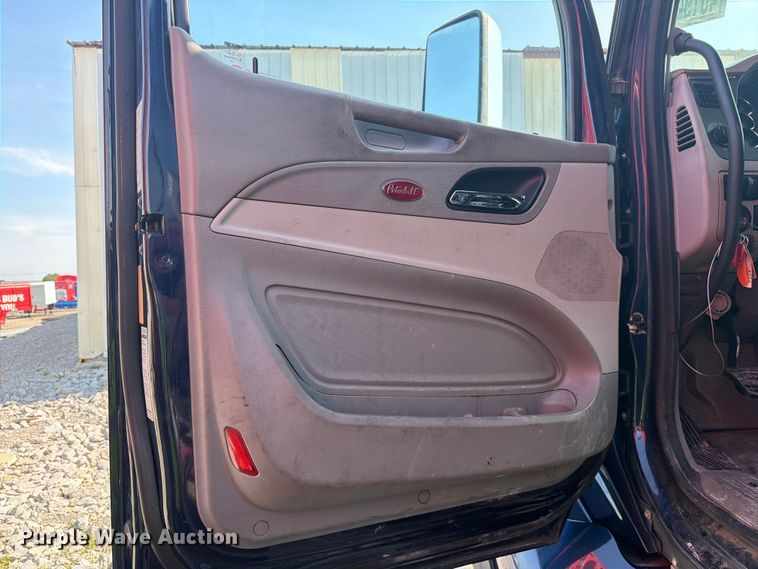image for item YA2856 2019 Peterbilt 579 semi truck