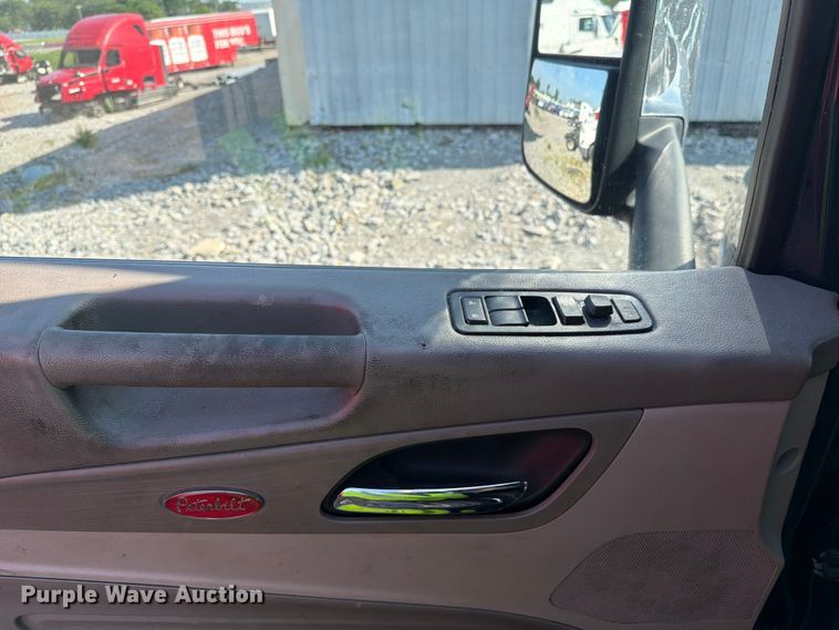image for item YA2856 2019 Peterbilt 579 semi truck