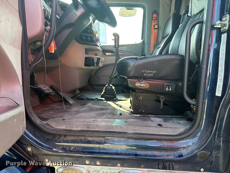 image for item YA2856 2019 Peterbilt 579 semi truck