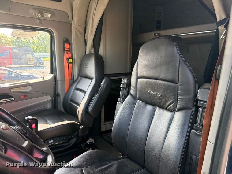image for item YA2856 2019 Peterbilt 579 semi truck