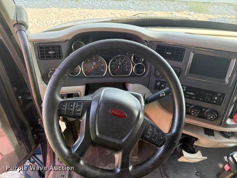 image for item YA2856 2019 Peterbilt 579 semi truck