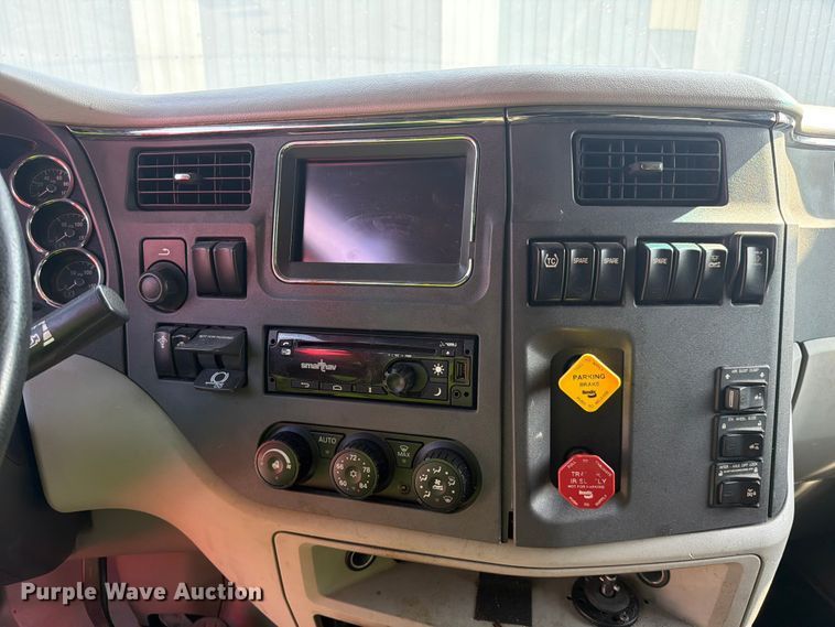 image for item YA2856 2019 Peterbilt 579 semi truck