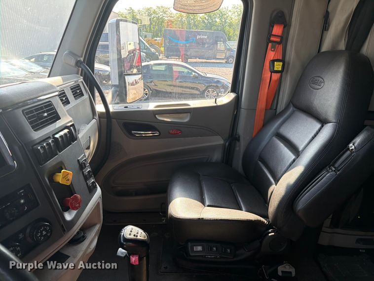 image for item YA2856 2019 Peterbilt 579 semi truck