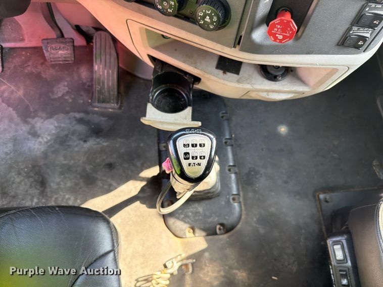 image for item YA2856 2019 Peterbilt 579 semi truck