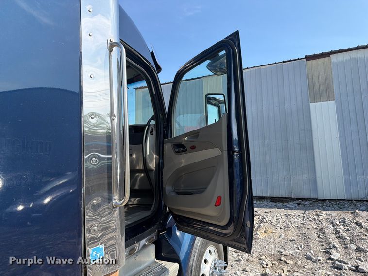 image for item YA2856 2019 Peterbilt 579 semi truck