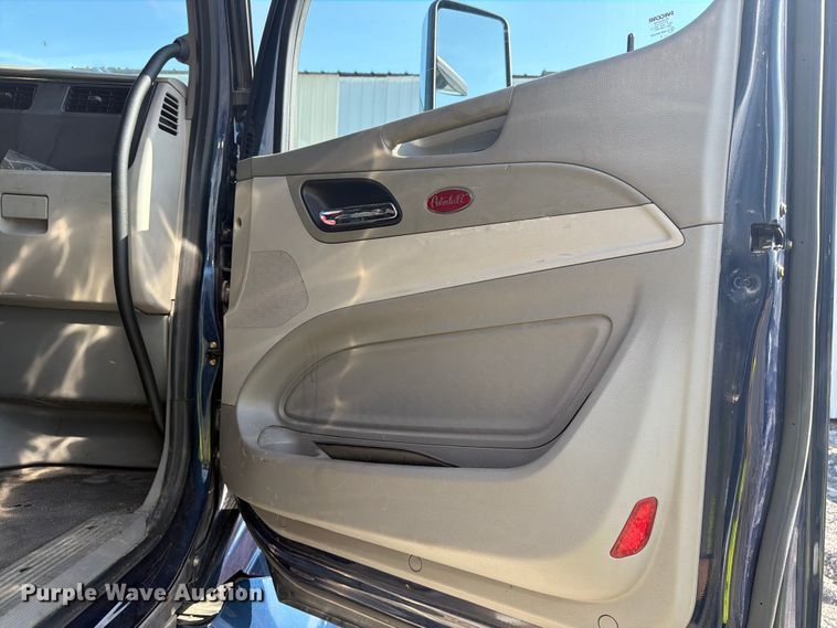 image for item YA2856 2019 Peterbilt 579 semi truck