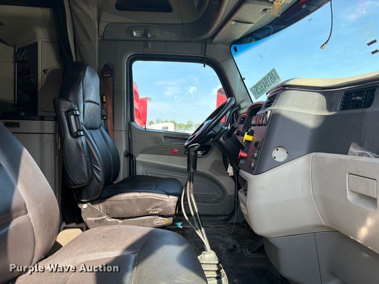 image for item YA2856 2019 Peterbilt 579 semi truck