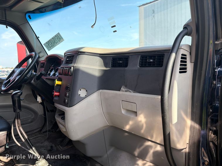 image for item YA2856 2019 Peterbilt 579 semi truck
