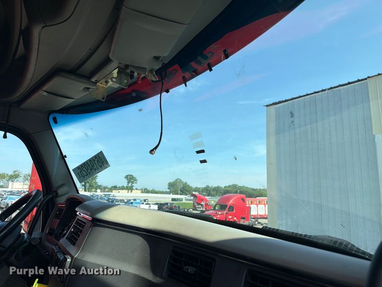 image for item YA2856 2019 Peterbilt 579 semi truck