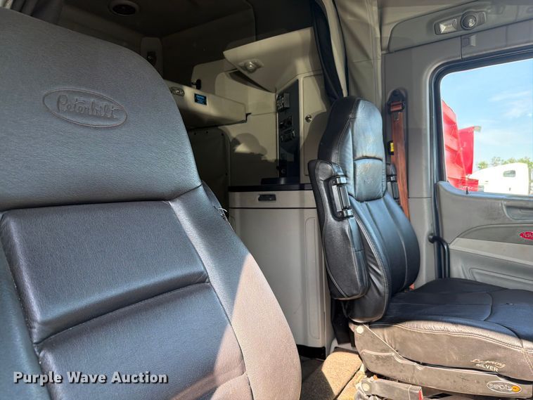 image for item YA2856 2019 Peterbilt 579 semi truck