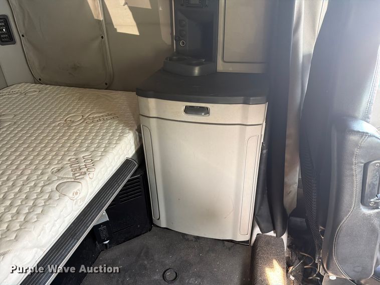 image for item YA2856 2019 Peterbilt 579 semi truck