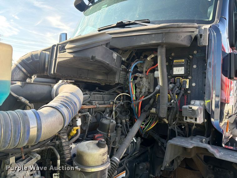 image for item YA2856 2019 Peterbilt 579 semi truck