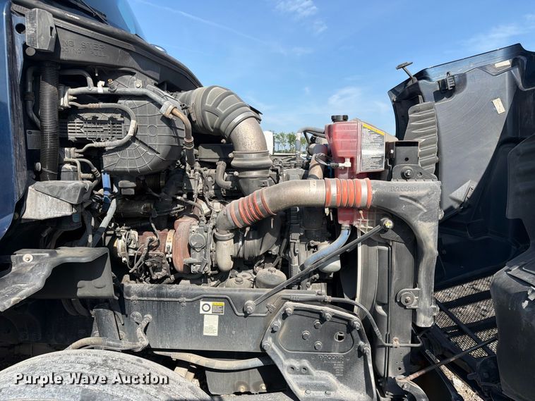 image for item YA2856 2019 Peterbilt 579 semi truck