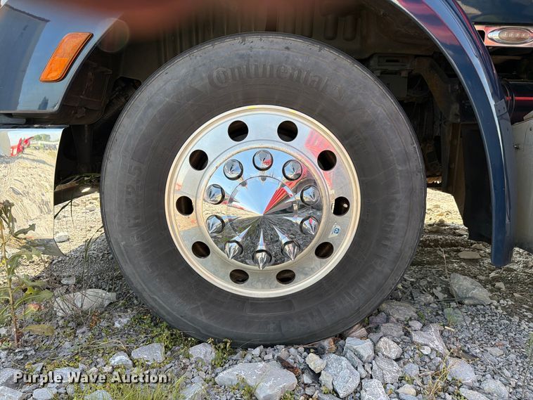 image for item YA2856 2019 Peterbilt 579 semi truck