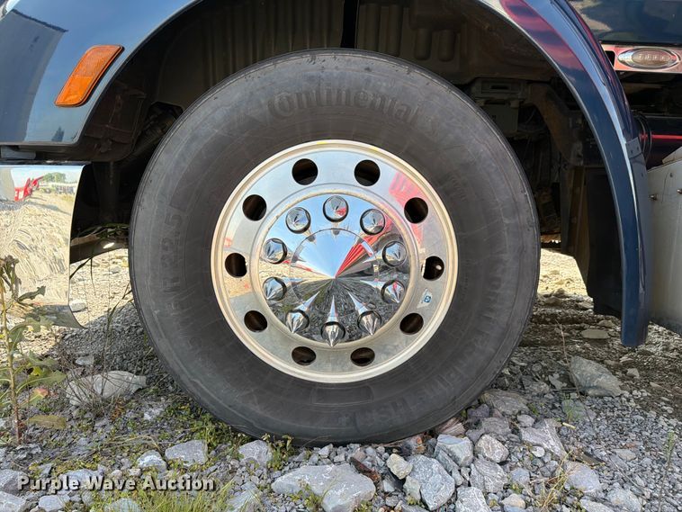 image for item YA2856 2019 Peterbilt 579 semi truck