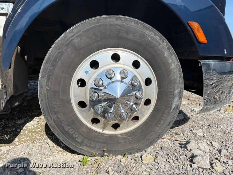 image for item YA2856 2019 Peterbilt 579 semi truck