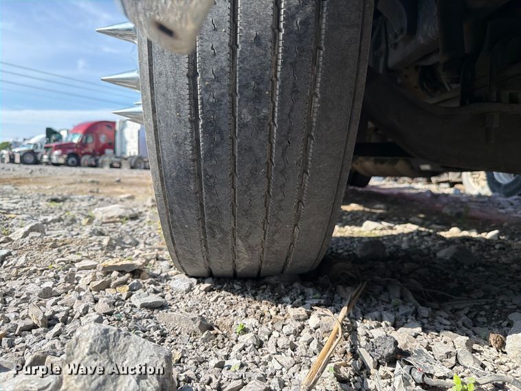 image for item YA2856 2019 Peterbilt 579 semi truck