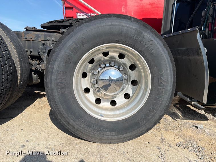 image for item YA2856 2019 Peterbilt 579 semi truck
