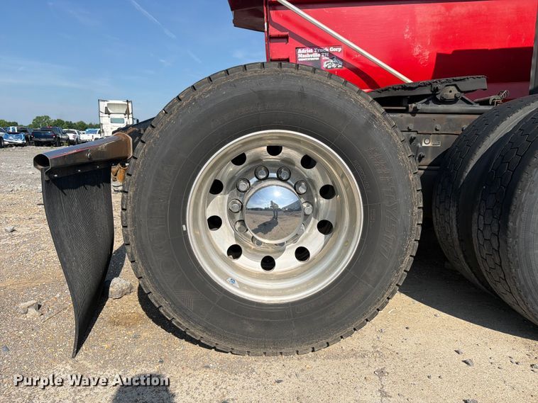 image for item YA2856 2019 Peterbilt 579 semi truck