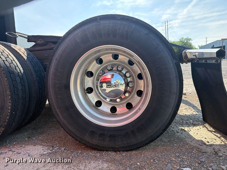 image for item YA2856 2019 Peterbilt 579 semi truck