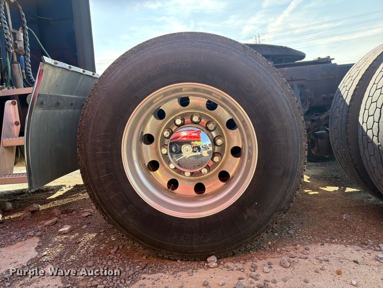 image for item YA2856 2019 Peterbilt 579 semi truck
