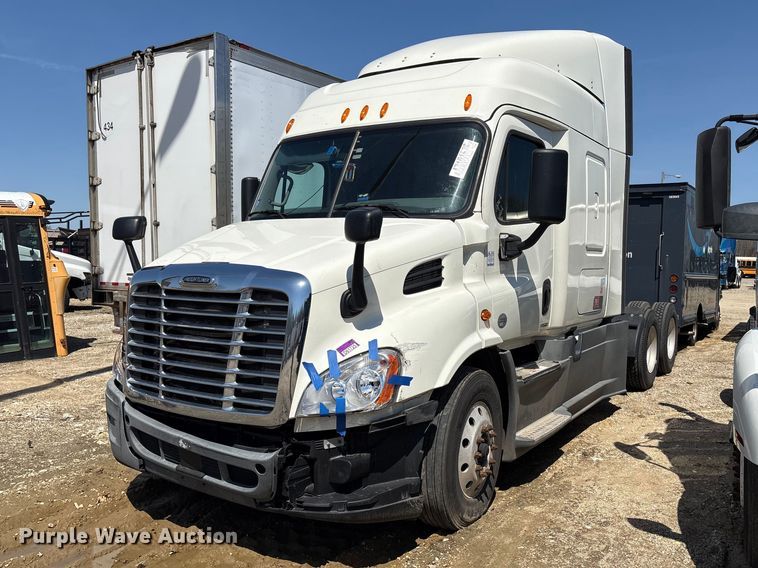 image for item YA2948 2018 Freightliner Cascadia semi truck