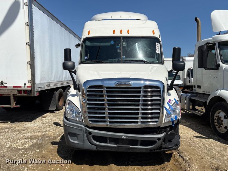 image for item YA2948 2018 Freightliner Cascadia semi truck