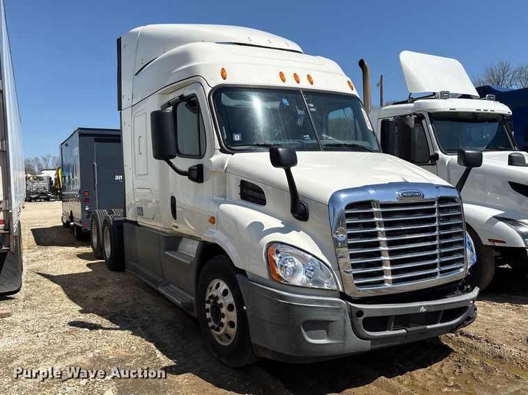 image for item YA2948 2018 Freightliner Cascadia semi truck