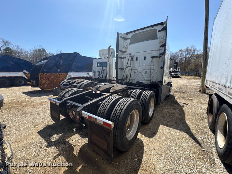 image for item YA2948 2018 Freightliner Cascadia semi truck