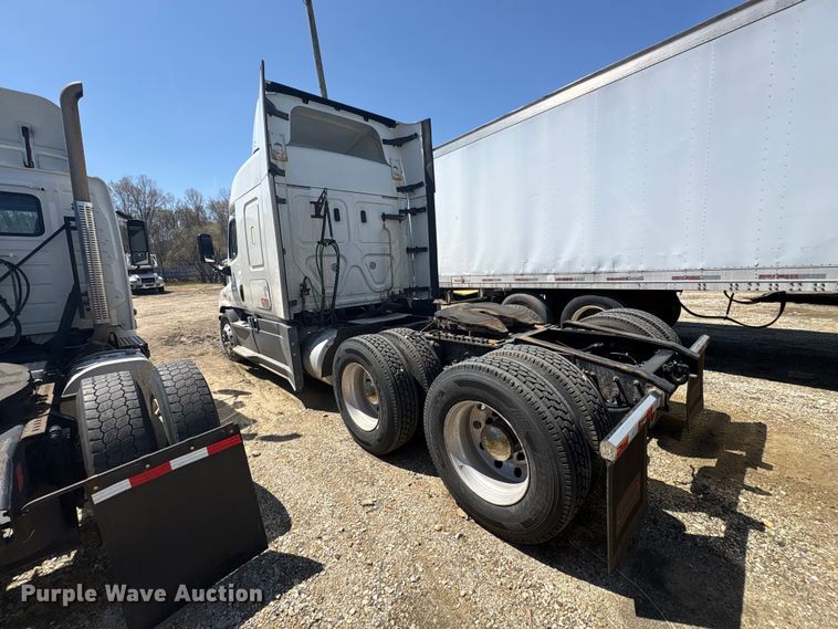 image for item YA2948 2018 Freightliner Cascadia semi truck