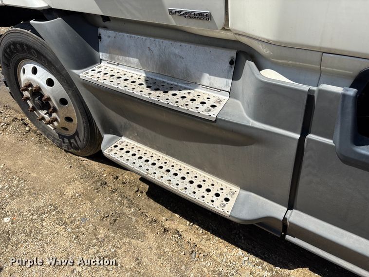 image for item YA2948 2018 Freightliner Cascadia semi truck