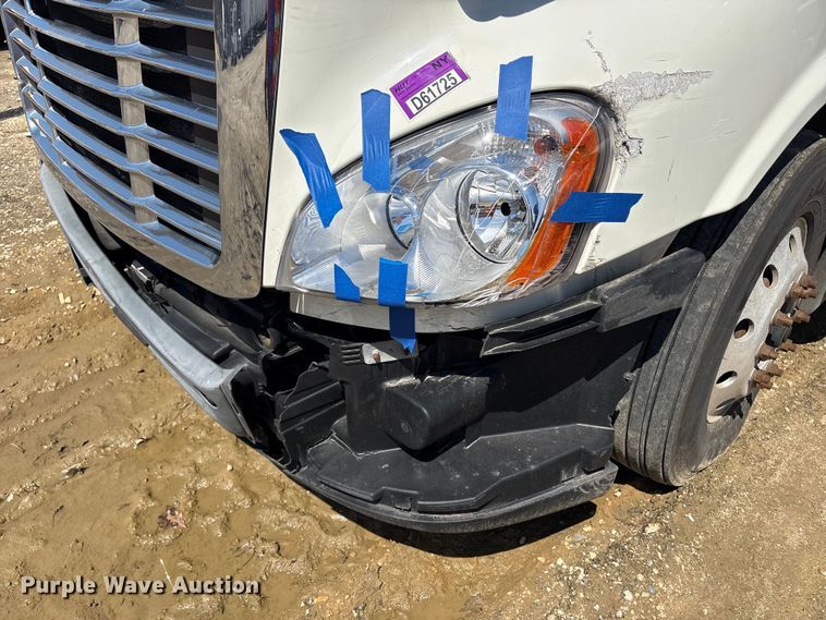 image for item YA2948 2018 Freightliner Cascadia semi truck