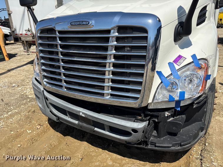 image for item YA2948 2018 Freightliner Cascadia semi truck
