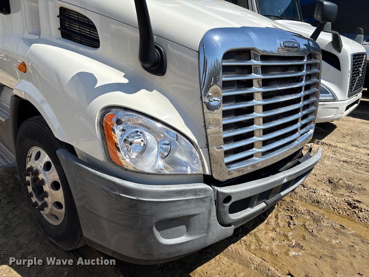 image for item YA2948 2018 Freightliner Cascadia semi truck