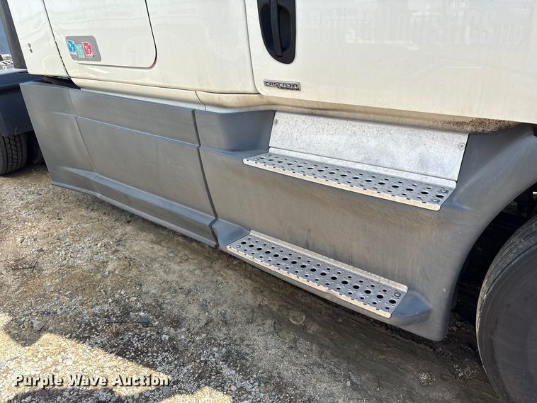 image for item YA2948 2018 Freightliner Cascadia semi truck