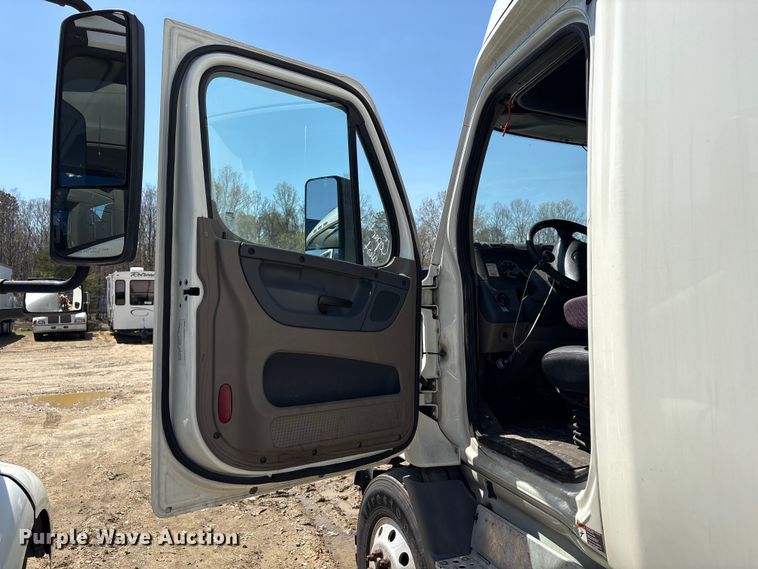 image for item YA2948 2018 Freightliner Cascadia semi truck