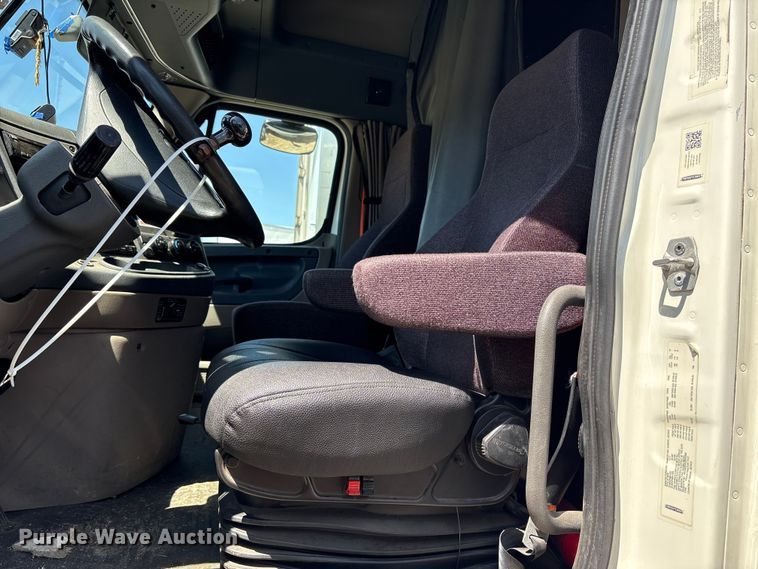 image for item YA2948 2018 Freightliner Cascadia semi truck