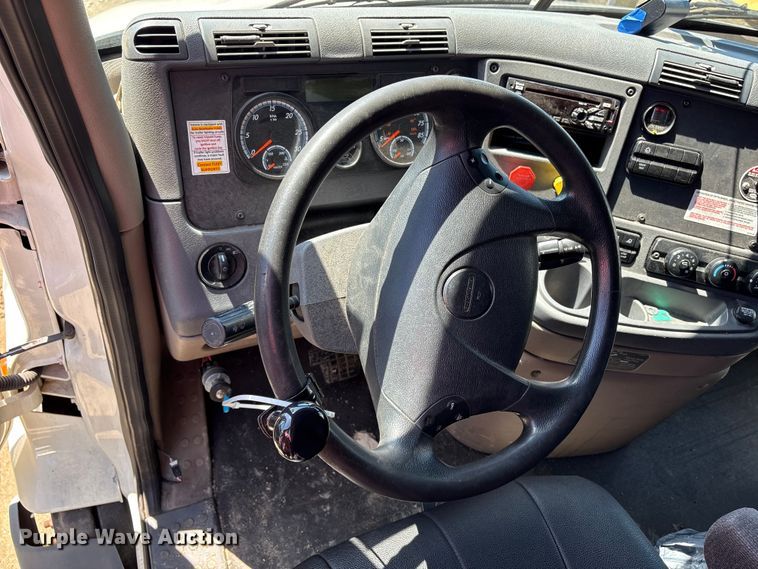image for item YA2948 2018 Freightliner Cascadia semi truck