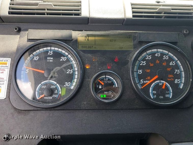 image for item YA2948 2018 Freightliner Cascadia semi truck